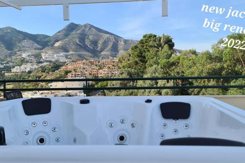 Apartamento Luxury Penthouse With Sea&Mountain Views & Hot Tub - Tranquility & Rest Benalmádena Exterior foto