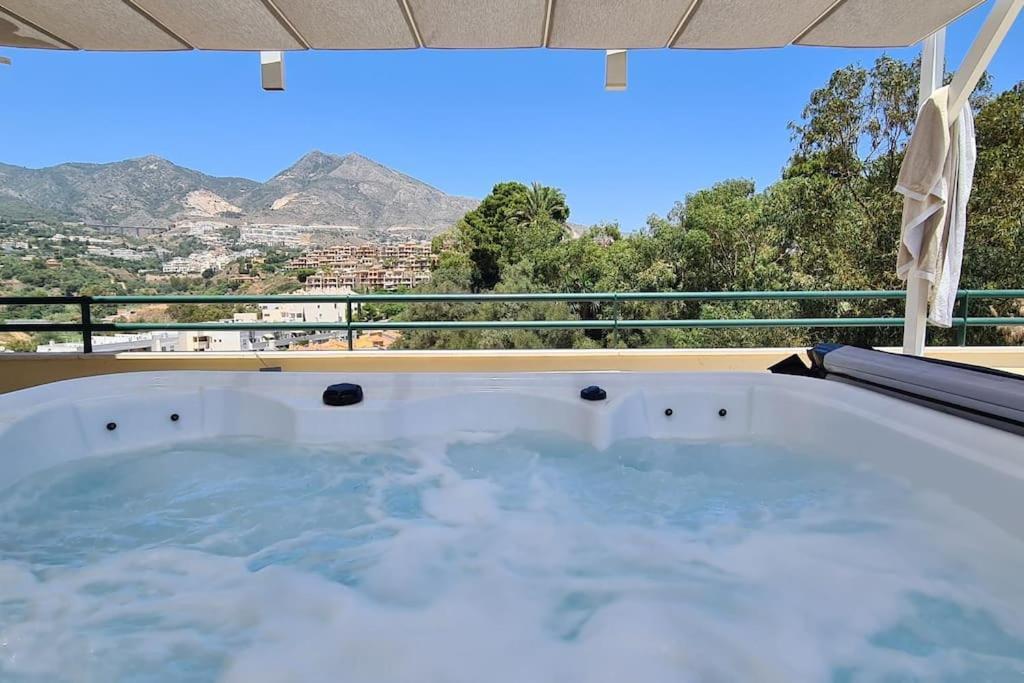 Apartamento Luxury Penthouse With Sea&Mountain Views & Hot Tub - Tranquility & Rest Benalmádena Exterior foto